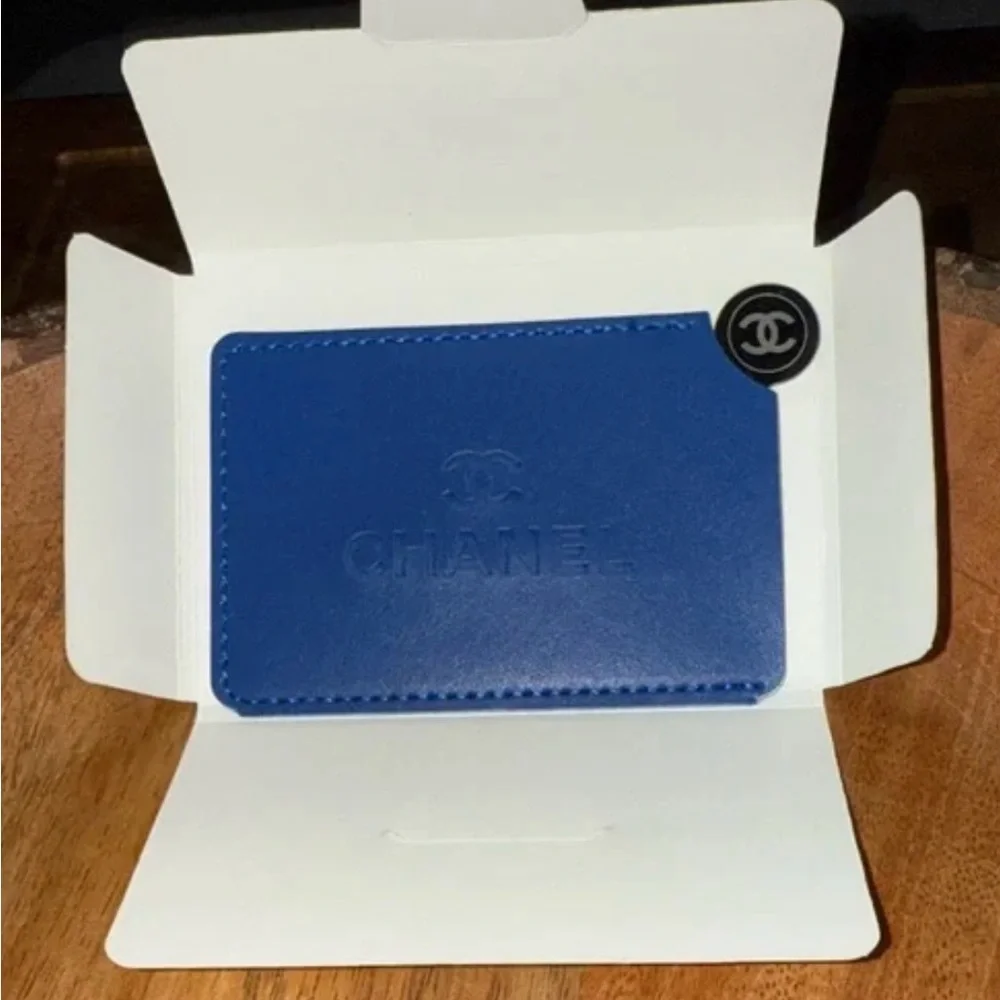 CHANEL BEAUTY Navy Card Holder and Mirror with Embossed Logo - Picture 4 of 4